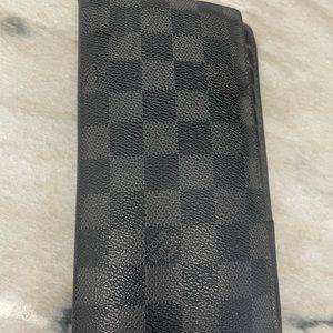 Louie Vuitton Brazza Wallet, good condition, black and gray. 100% authentic.